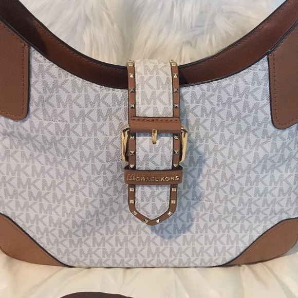 Michael Kors Lillian Vanilla Medium Shoulder Bag - Picture 9 of 17